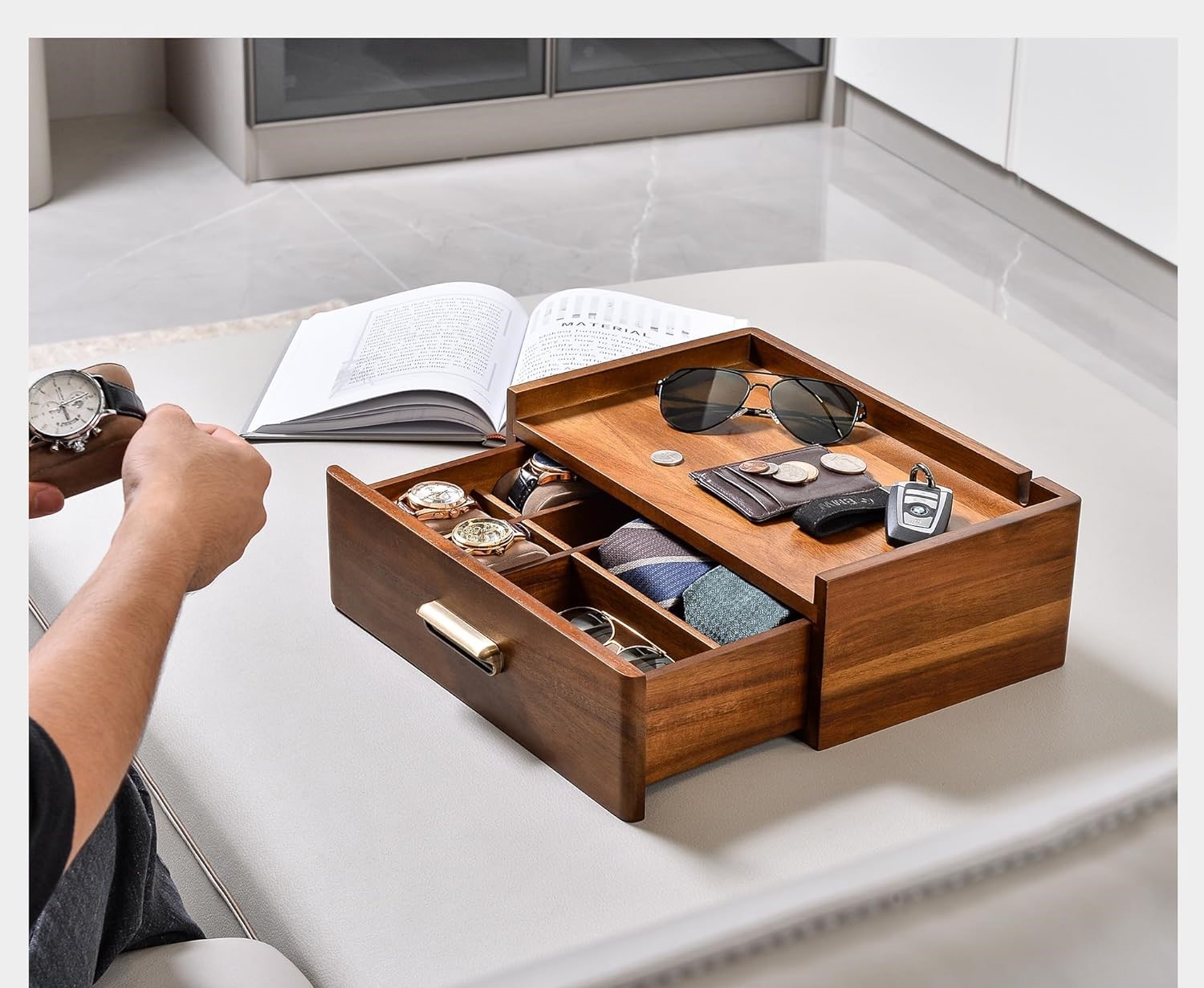 رف مطبخ فاخر متعدد الطبقات في مطبخ عصري