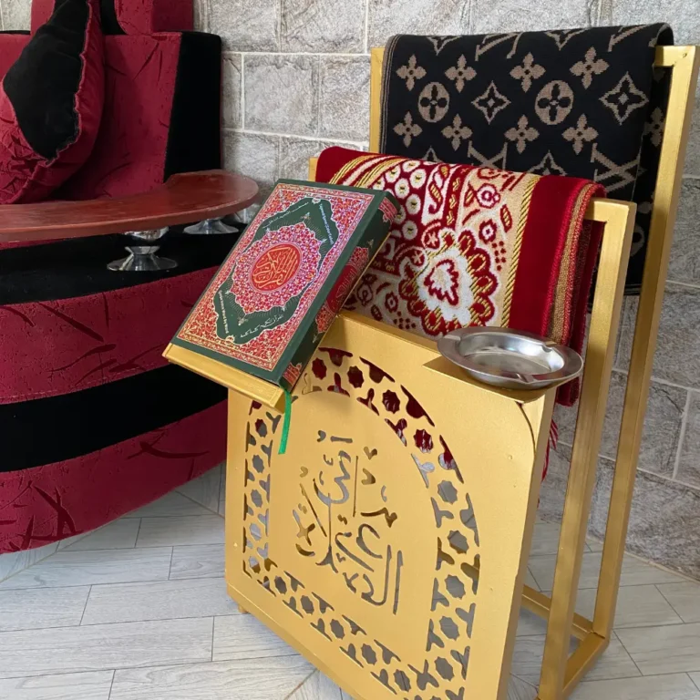 حامل السجادة والمصحف