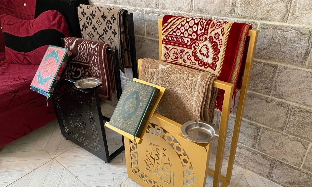 حامل السجادة والمصحف في ركن الصلاة